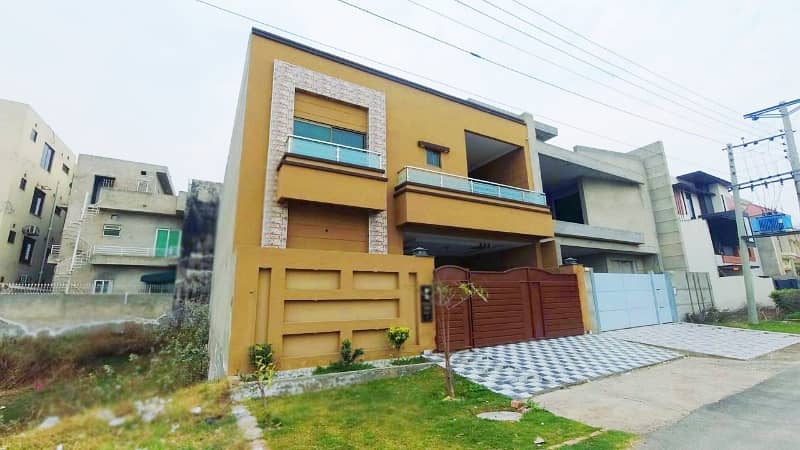 Prime Location House In LDA Avenue - Block J Sized 10 Marla Is Available 3