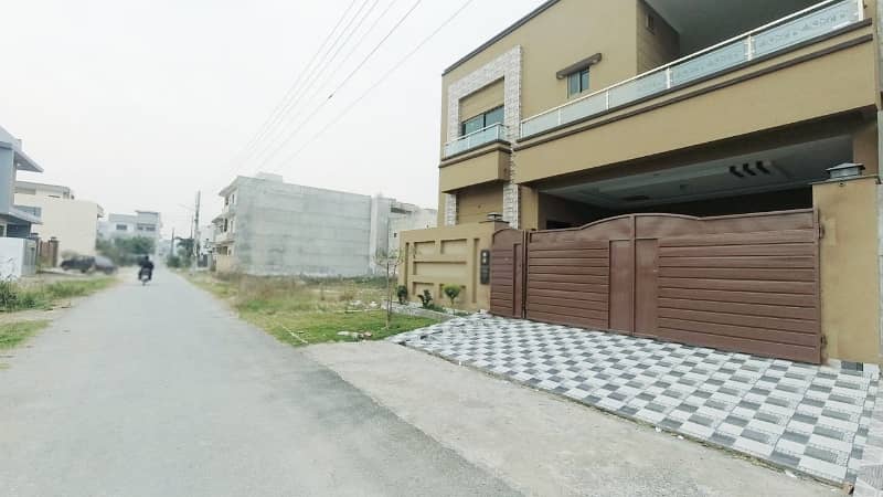 Prime Location House In LDA Avenue - Block J Sized 10 Marla Is Available 4