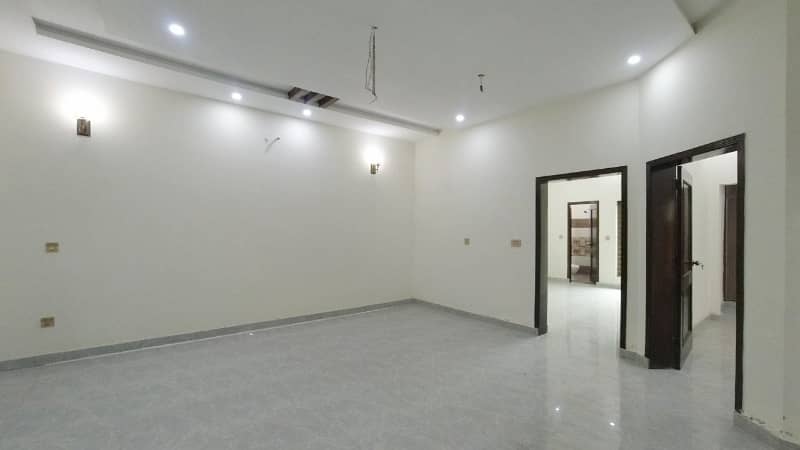 Prime Location House In LDA Avenue - Block J Sized 10 Marla Is Available 6