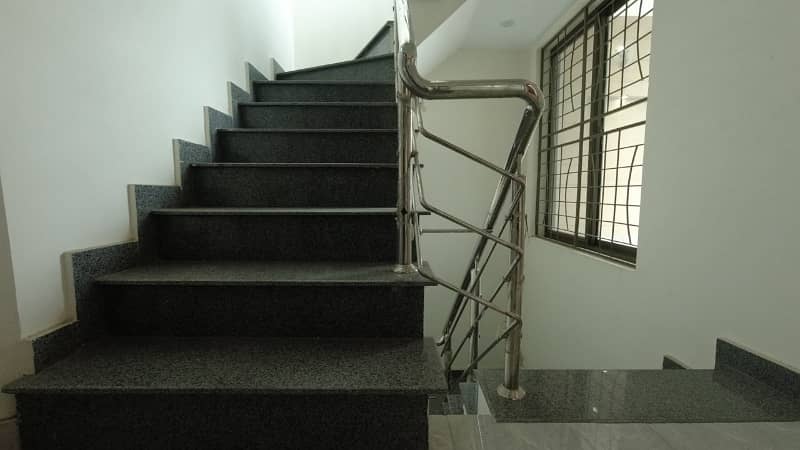 Prime Location House In LDA Avenue - Block J Sized 10 Marla Is Available 11