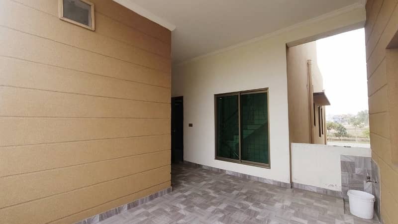 Prime Location House In LDA Avenue - Block J Sized 10 Marla Is Available 12