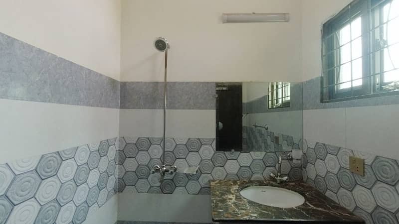 Prime Location House In LDA Avenue - Block J Sized 10 Marla Is Available 13