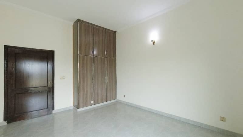 Prime Location House In LDA Avenue - Block J Sized 10 Marla Is Available 15