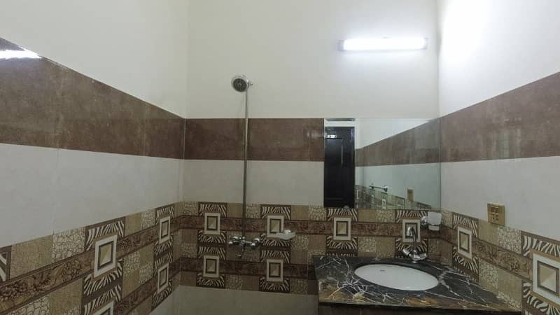 Prime Location House In LDA Avenue - Block J Sized 10 Marla Is Available 17