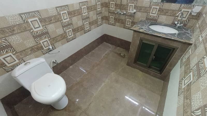 Prime Location House In LDA Avenue - Block J Sized 10 Marla Is Available 18