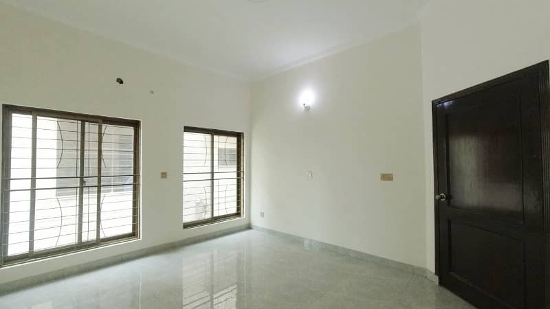 Prime Location House In LDA Avenue - Block J Sized 10 Marla Is Available 19