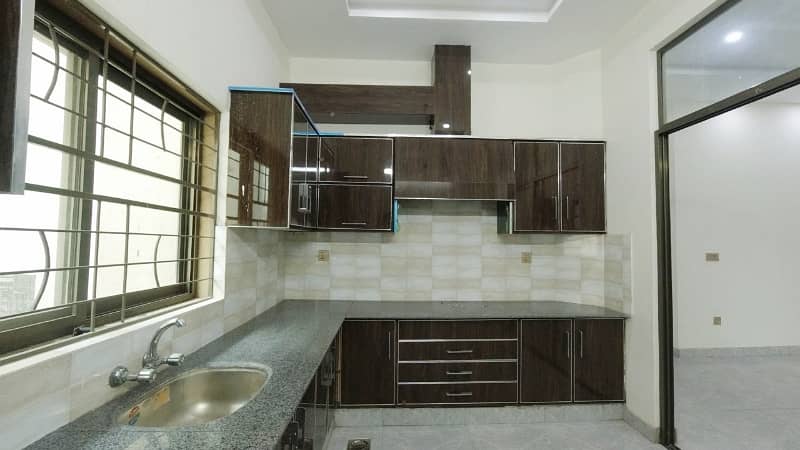 Prime Location House In LDA Avenue - Block J Sized 10 Marla Is Available 20