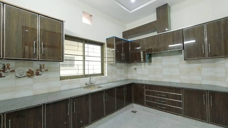 Prime Location House In LDA Avenue - Block J Sized 10 Marla Is Available 22