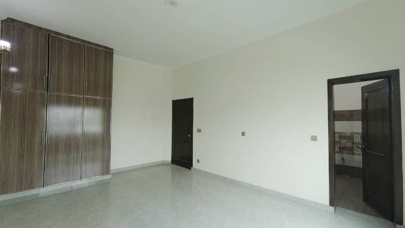 Prime Location House In LDA Avenue - Block J Sized 10 Marla Is Available 26