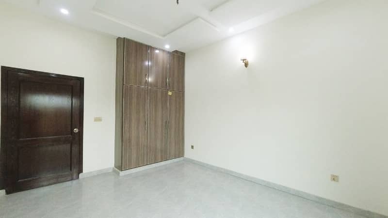 Prime Location House In LDA Avenue - Block J Sized 10 Marla Is Available 29
