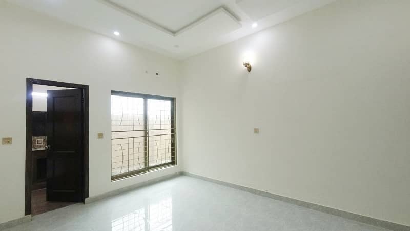 Prime Location House In LDA Avenue - Block J Sized 10 Marla Is Available 30