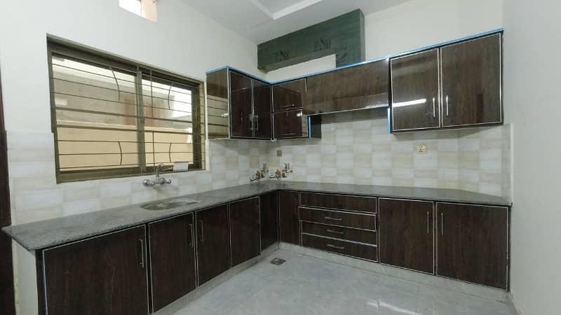 Prime Location House In LDA Avenue - Block J Sized 10 Marla Is Available 31