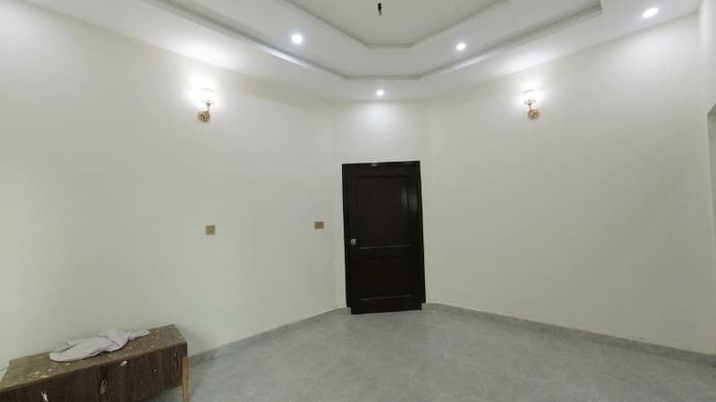 Prime Location House In LDA Avenue - Block J Sized 10 Marla Is Available 33