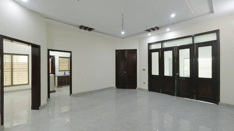 Prime Location House In LDA Avenue - Block J Sized 10 Marla Is Available 36