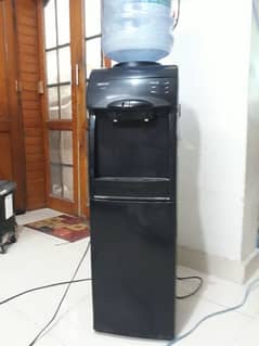 WATER DISPENSER WITH REFRIGERATOR