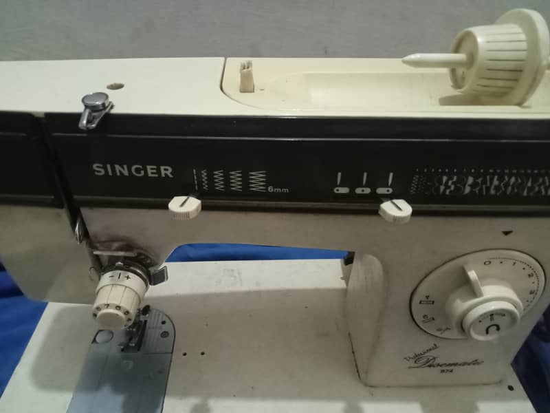 Singer Embroidery and simple stitch Machine 1