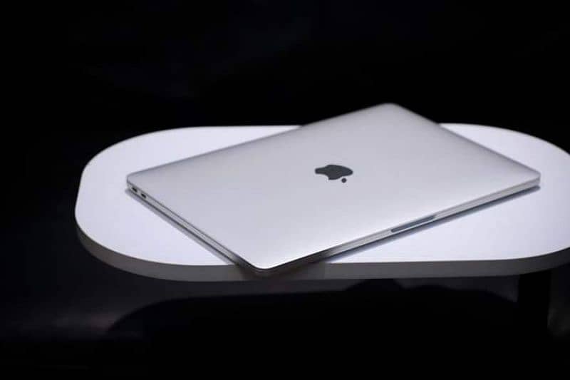 MacBook pro 2017 (13.4 inch core i7) Touchbar/16GB RAM/ 1000GB SSD 1