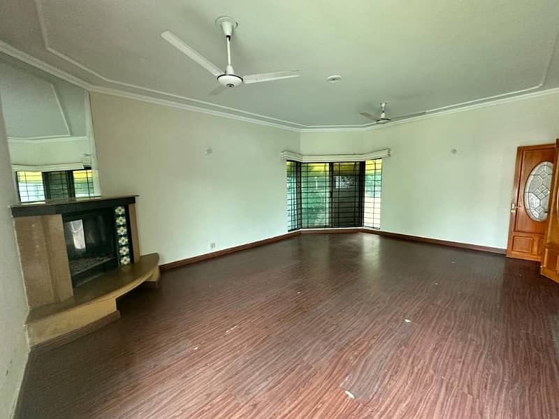 Commercial House One Kanal For Rent 4