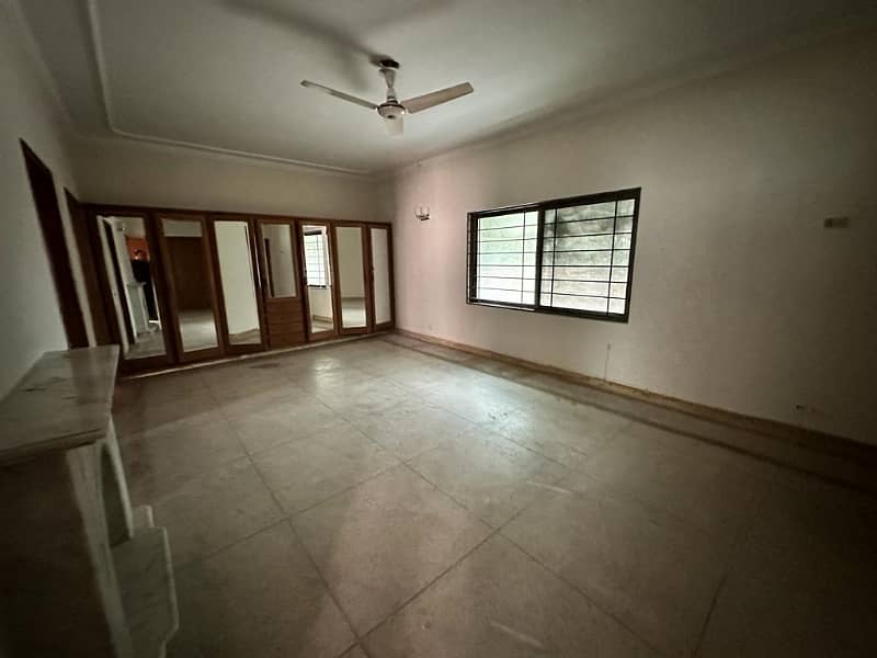 Commercial House One Kanal For Rent 18