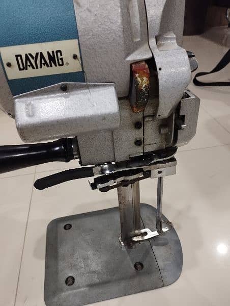 Dayang CZD-103 Straight Knife Textile Cutting Machine 3