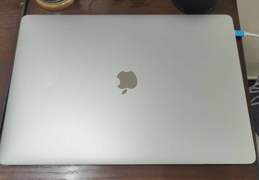 Silver MacBook Pro 2019 - 16 Inch -- 32/500 GB -- Touch bar -- Read ad 1