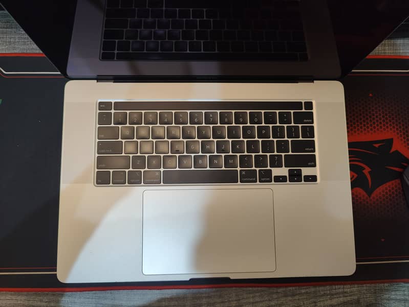 Silver MacBook Pro 2019 - 16 Inch -- 32/500 GB -- Touch bar -- Read ad 6