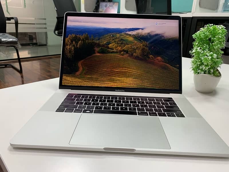 Macbook pro 2019 /  15 inch  32 / 256 / 4 GB 0