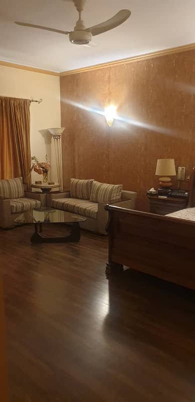 Stunning 2 Kanal Residence with 5 Bedrooms in Model Town 34