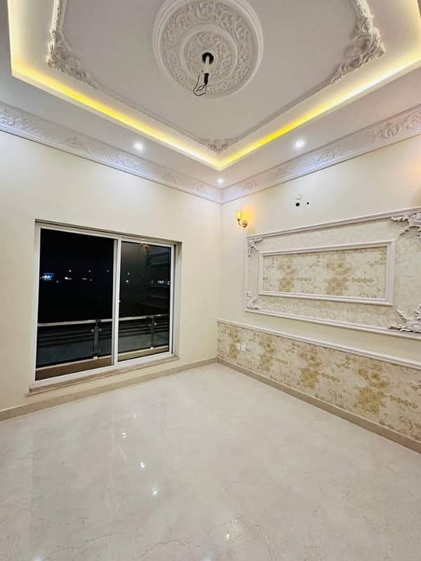 2.5 KANAL HOUSE IS AVAILABLE FOR SALE IN GULBERG 3