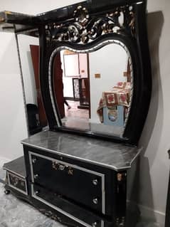 dressing table blck very good condition and very big size 0