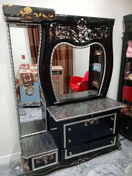 dressing table blck very good condition and very big size 1