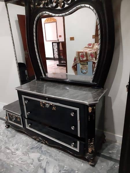 dressing table blck very good condition and very big size 2