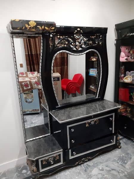 dressing table blck very good condition and very big size 3
