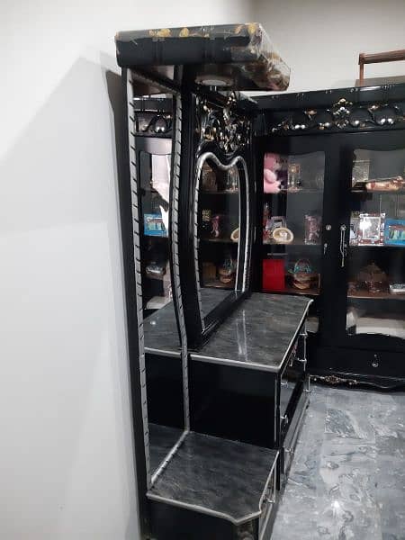 dressing table blck very good condition and very big size 4
