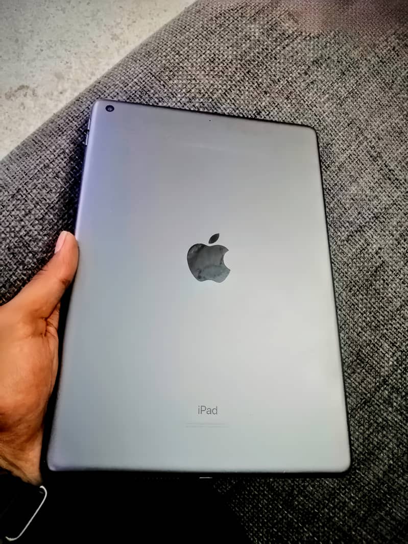 Apple iPad 32GB (7th Generation) 1