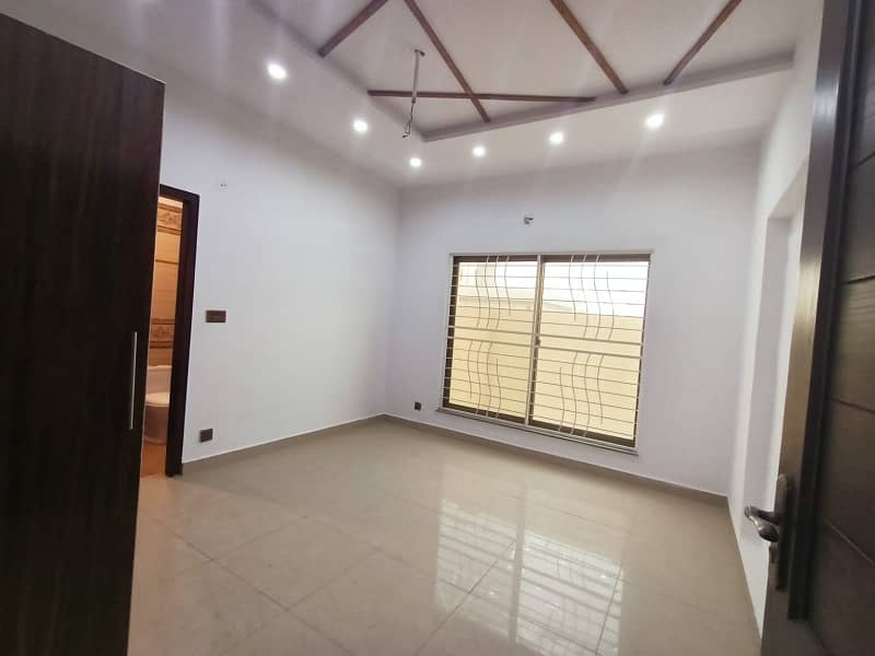 Prime Location In EME Society - Block D 20 Marla House For sale 4