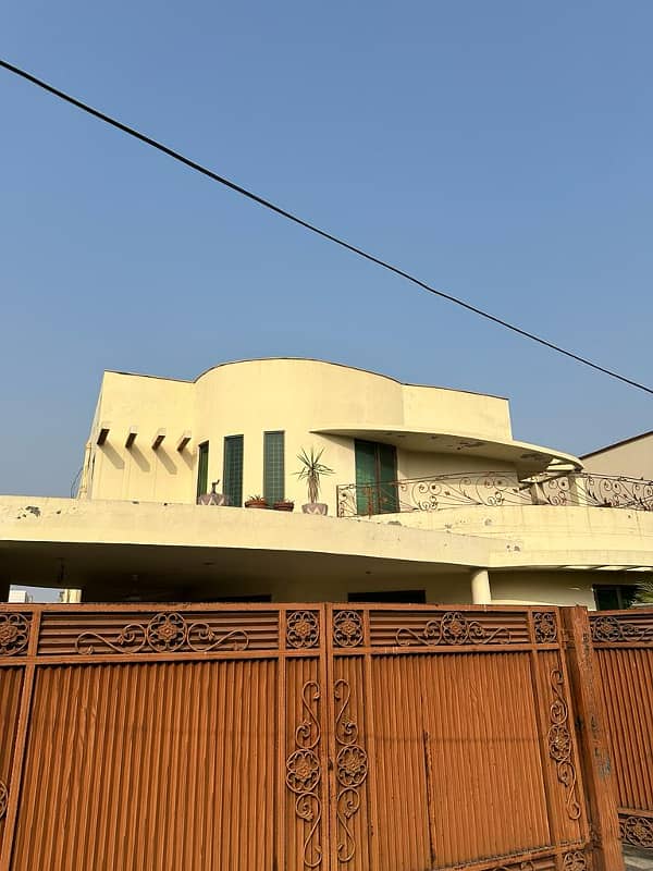 1 Kanal HOUSE FOR SALE Near Park And Main Road 16