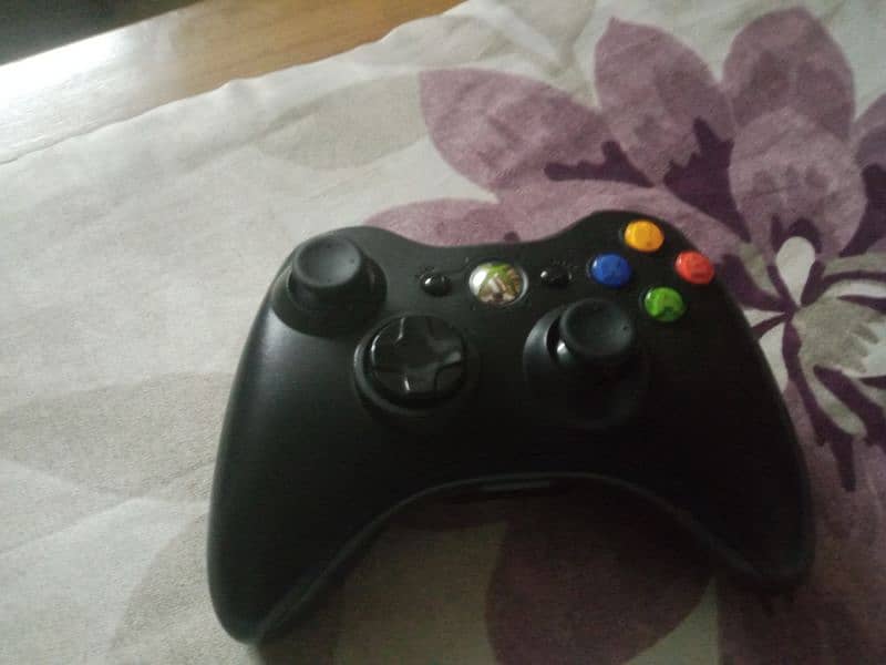 Xbox 360 with 2 controller and 7 games installed 6