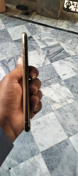 iphone 11 pro max.    dula pta approved 4
