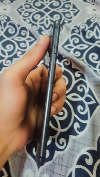 IPHONE 8 PLUS . . 256 GB . . 10/10 CONDITION 9