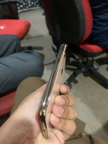 iphone xs dual approved Gold in lush condition 2