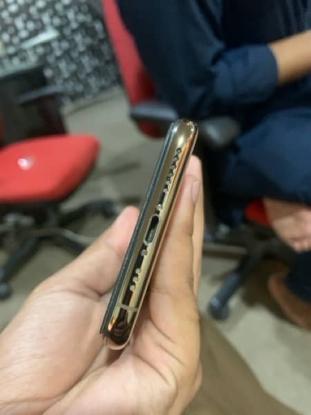 iphone xs dual approved Gold in lush condition 4