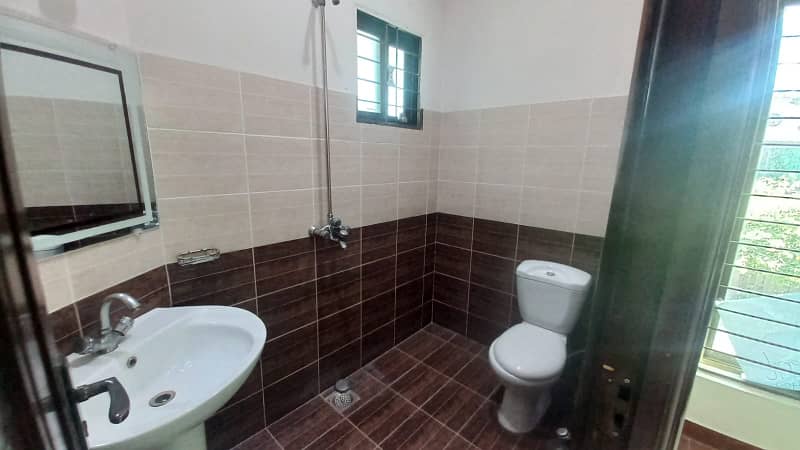 8 Marla Upper Portion With Gas is available For Rent in Bahria Town Lahore ON RENT 1