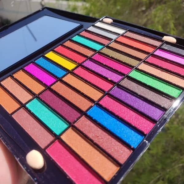 *NEW NAKED9*
36 COLOR EYESHADOW EYESHADOW 36 COLOR KIT
*RS 720/-* 1