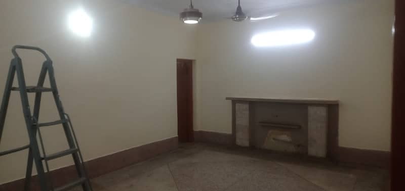 Prime Location Gulberg 10 Marla Upper Portion Up For rent 10