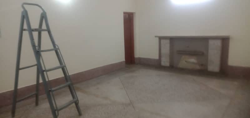 Prime Location Gulberg 10 Marla Upper Portion Up For rent 12