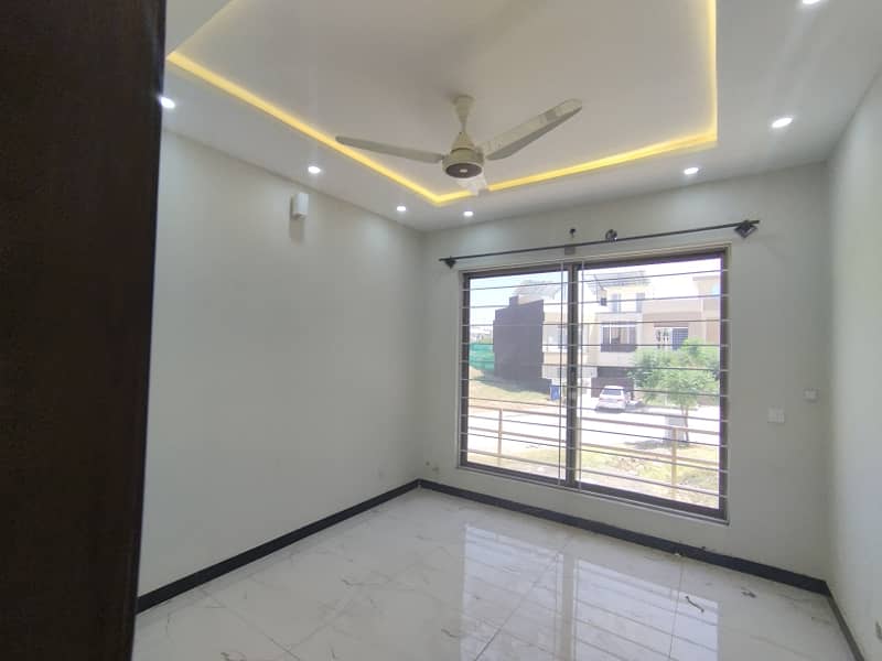 BRAND NEW BEAUTIFULL (5 MARLA HOUSE )AVAILABLE FOR RENT 6