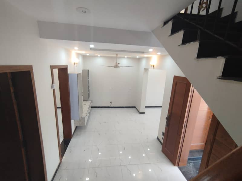 BRAND NEW BEAUTIFULL (5 MARLA HOUSE )AVAILABLE FOR RENT 11