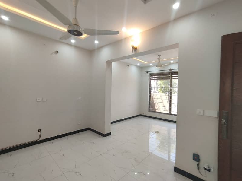 BRAND NEW BEAUTIFULL (5 MARLA HOUSE )AVAILABLE FOR RENT 13