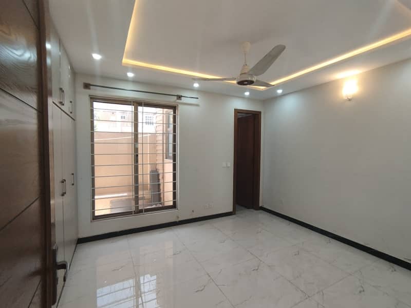 BRAND NEW BEAUTIFULL (5 MARLA HOUSE )AVAILABLE FOR RENT 14
